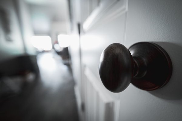 how to replace a door knob